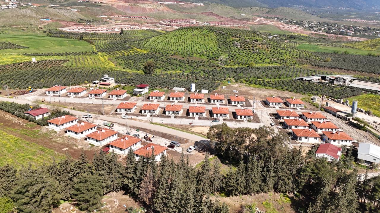 Hatay'da 28 köy evi depremzedelere teslim edildi