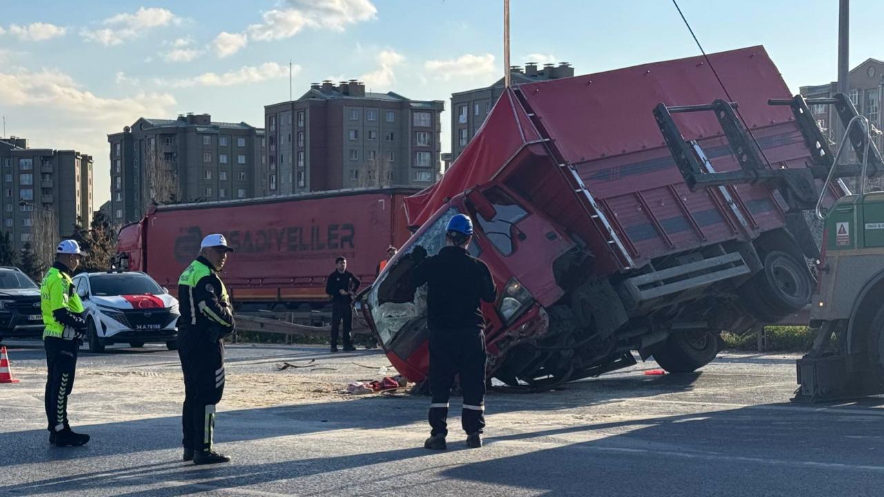 İstanbul'da kamyonet ile otomobil çarpıştı: 1 ölü