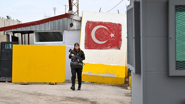 Şehit babasının yolunda nöbet tutuyor