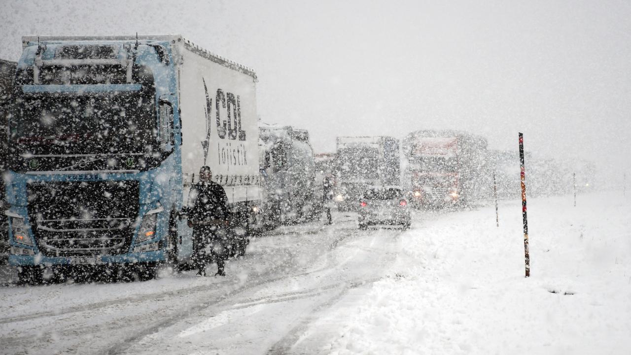 KarsErzurum kara yolunda ulaşım kontrollü sağlanıyor