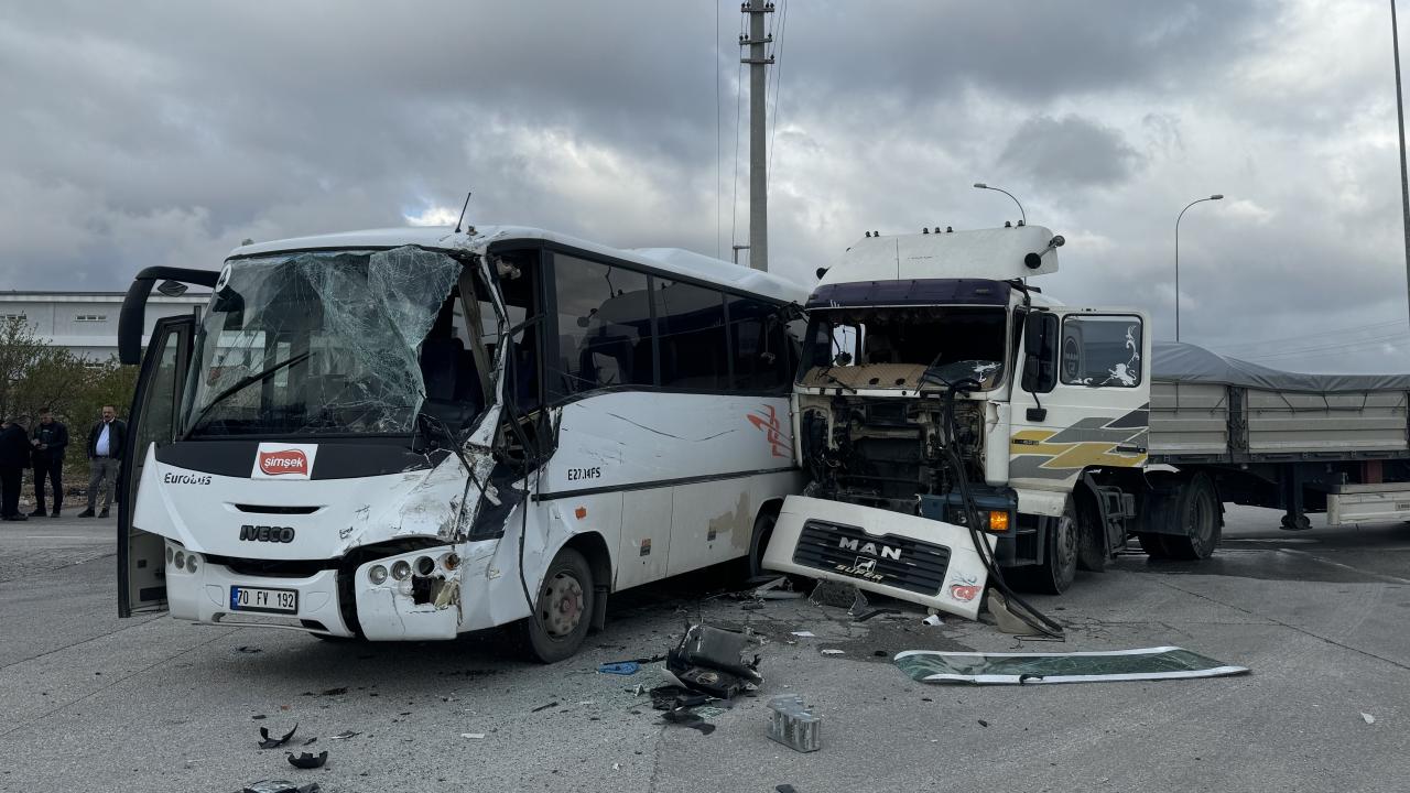 Karaman'da işçi servisi ile tır çarpıştı, 12 kişi yaralandı