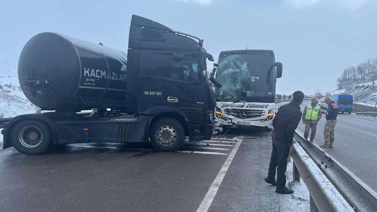 Erzurum'da 2 otobüs ile 2 tırın karıştığı kazada 5 kişi yaralandı