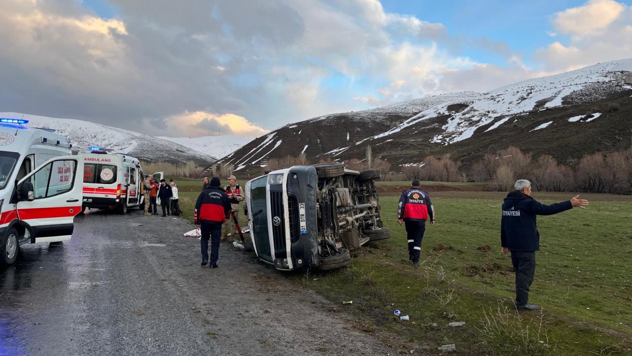 Bitlis'te minibüsün devrilmesi sonucu 11 kişi yaralandı