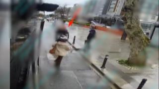 İETT otobüsünden inen yolcuya motosiklet çarptı