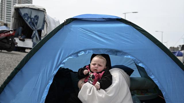 İsrail saldırıları nedeniyle yerinden edilen Lübnanlılar, çadırlarda yaşam mücadelesi veriyor