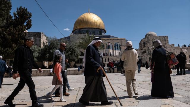Filistinliler, savaş bahanesiyle 5 haftadır kapalı olan Aksa'ya akın etti