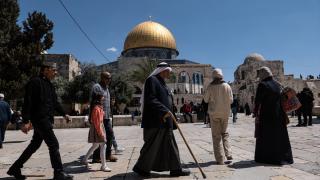 Filistinliler, savaş bahanesiyle 5 haftadır kapalı olan Aksa'ya akın etti