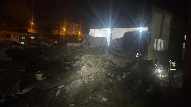 Siirt'te metruk bina sağanağa dayanamadı