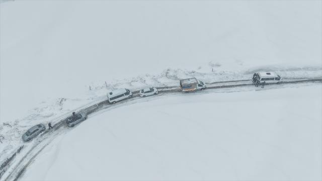 Muş'ta kar ve tipi nedeniyle yolda mahsur kalanlar kurtarıldı