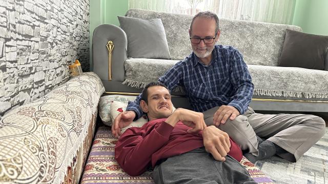Konya'da Bedensel Engelli Oğluna Özel Aparat Yapan Baba Ramazan Sert'in Hikayesi Takdir Topluyor