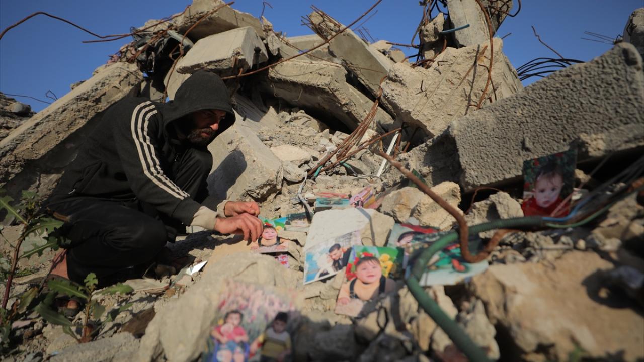 Filistinli Refik, İsrail'in yıktığı evinin enkazında ailesini arıyor