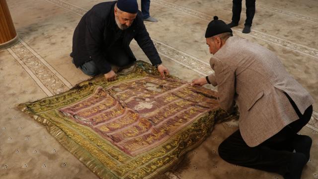 Atalarından kalan sancakları nesilden nesle taşıyorlar
