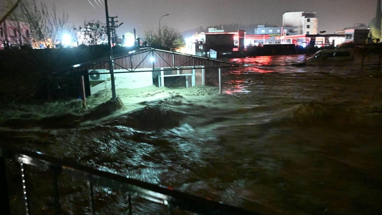 Osmaniye'de sele kapılan araçtaki 2 kişi hayatını kaybetti