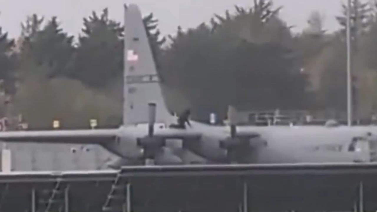 İrlanda'da bir şahıs Amerikan askeri uçağına baltayla saldırdı