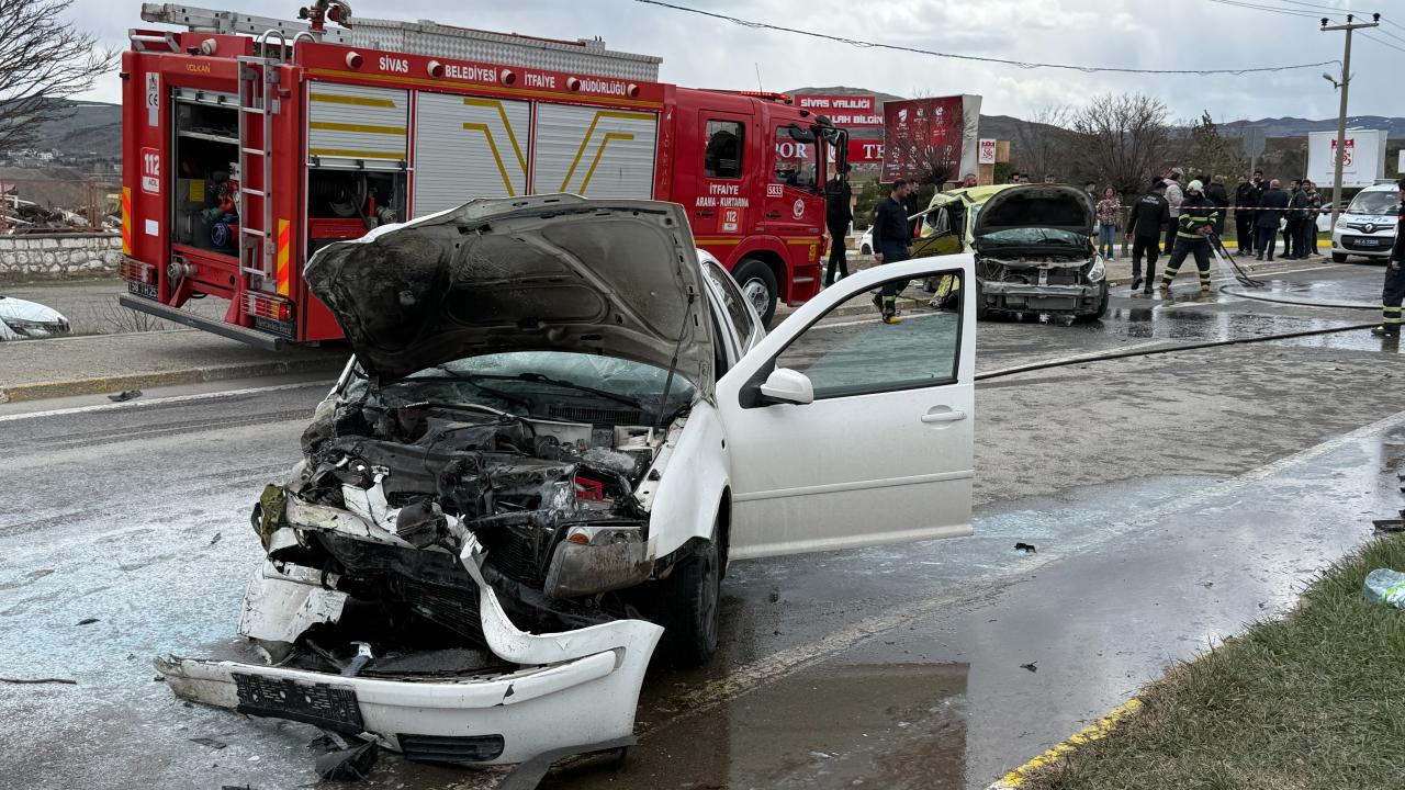Sivas'ta taksi ile otomobil çarpıştı: 4'ü futbolcu 6 kişi yaralandı