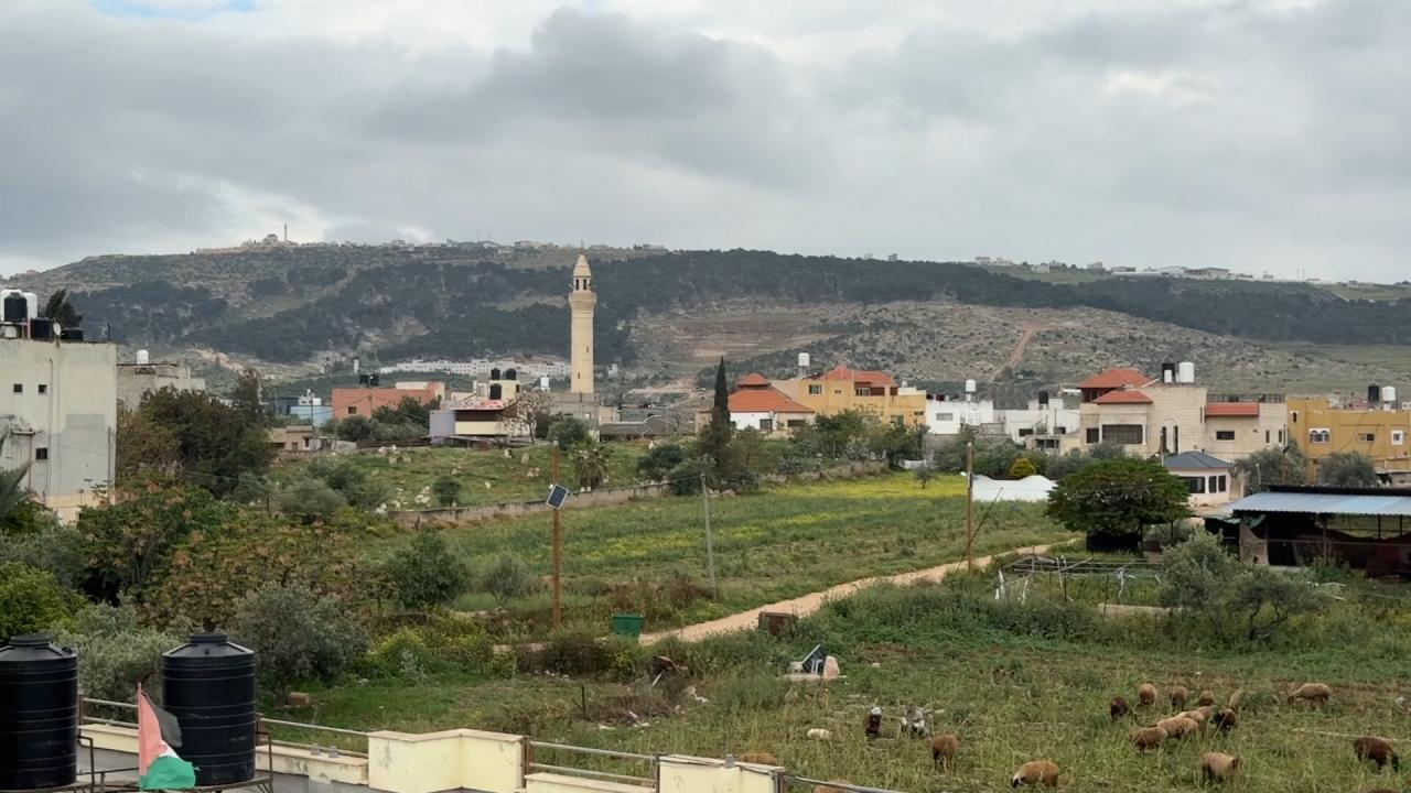 Filistin topraklarını gasbeden İsrailliler, Batı Şeria'daki çiftçileri topraklarından sürmeye çalışıyor