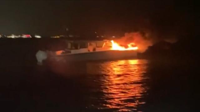 Kadıköy Haydarpaşa önlerinde teknede yangın — Sahil Güvenlik ve Kıyı Emniyeti 4 kişiyi kurtardı, yangın söndürüldü