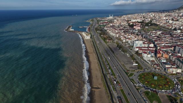 Trabzon'da sahil çamura bulandı