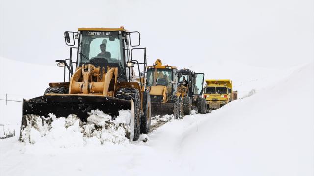 Van'da karla mücadele çalışmaları sürüyor