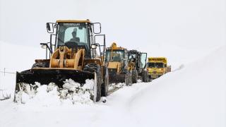 Van'da karla mücadele çalışmaları sürüyor