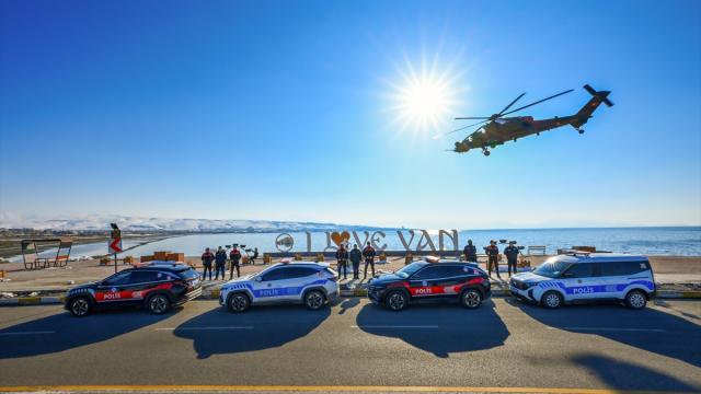 Van'da fedakarca görev yapan polisler huzur ortamını pekiştiriyor