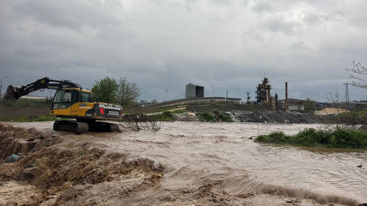 Osmaniye Düziçi'nde yağış nedeniyle köprü çöktü
