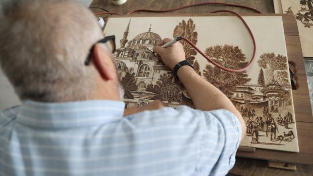 Yakma resim sanatını huzurevinde kendisine tahsis edilen atölyede sürdürüyor