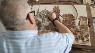Yakma resim sanatını huzurevinde kendisine tahsis edilen atölyede sürdürüyor