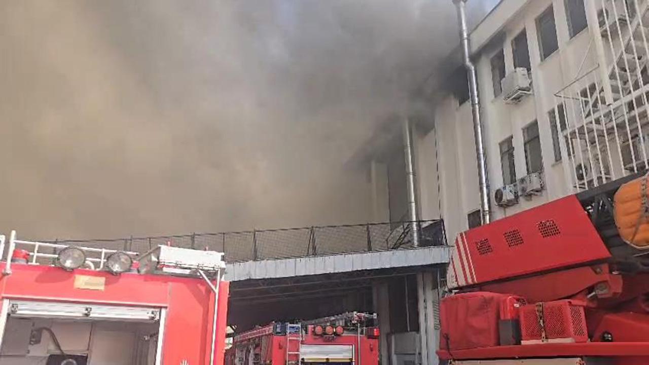 İstanbul'da iş yeri yangını: Müdahale sürüyor