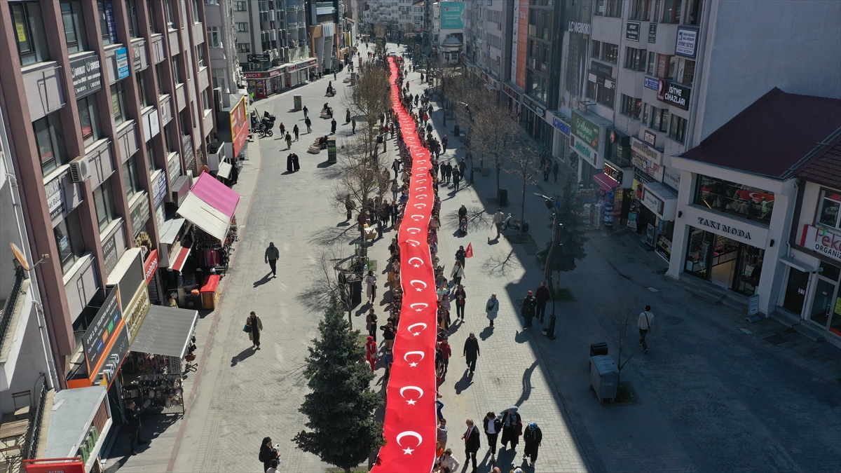 Bolu'da öğrenciler dev Türk bayrağıyla yürüyüş yaptı