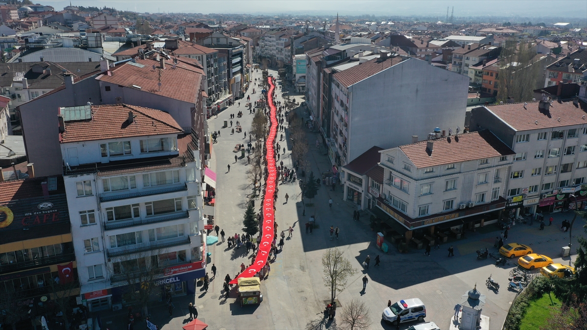 Bolu'da öğrenciler dev Türk bayrağıyla yürüyüş yaptı