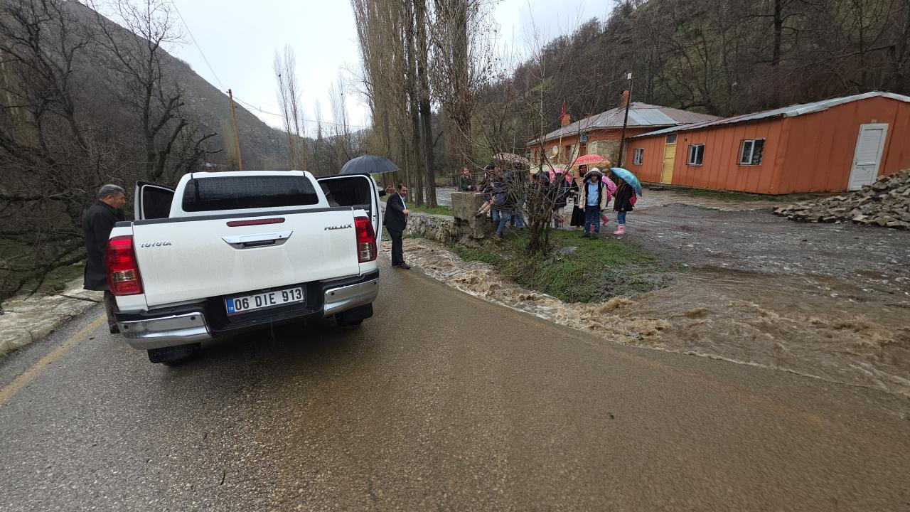 "Dikmetaş mezrası yolunda heyelan"