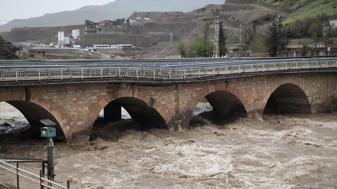 Kurtalan'da selden etkilenen vatandaşlara gıda desteği sağlandı