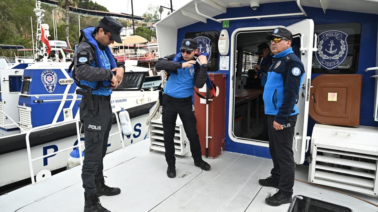 Dil bilen personelle yabancı turistlerle iletişim kuruluyor