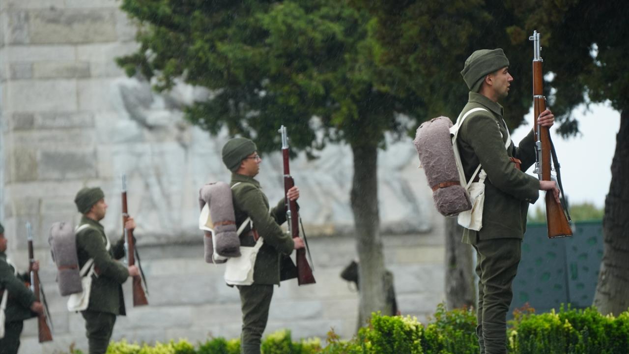 İstiklal Marşı`nı işaret diliyle aktardı