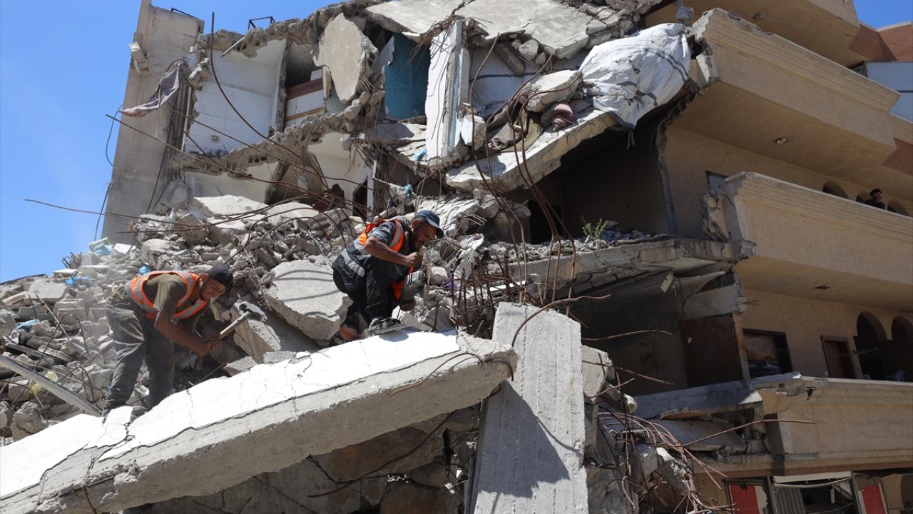 Gazze’de enkaz kaldırma çalışmaları sürüyor