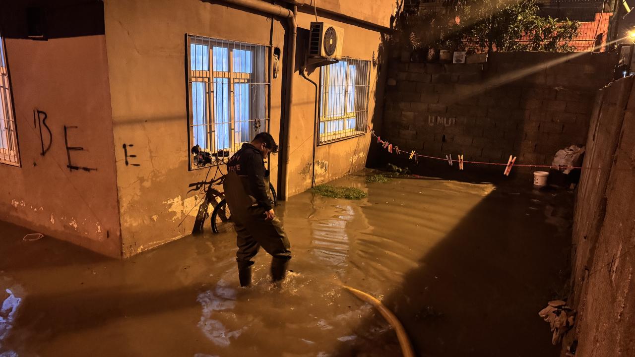 Adana’da sağanak hayatı olumsuz etkiledi