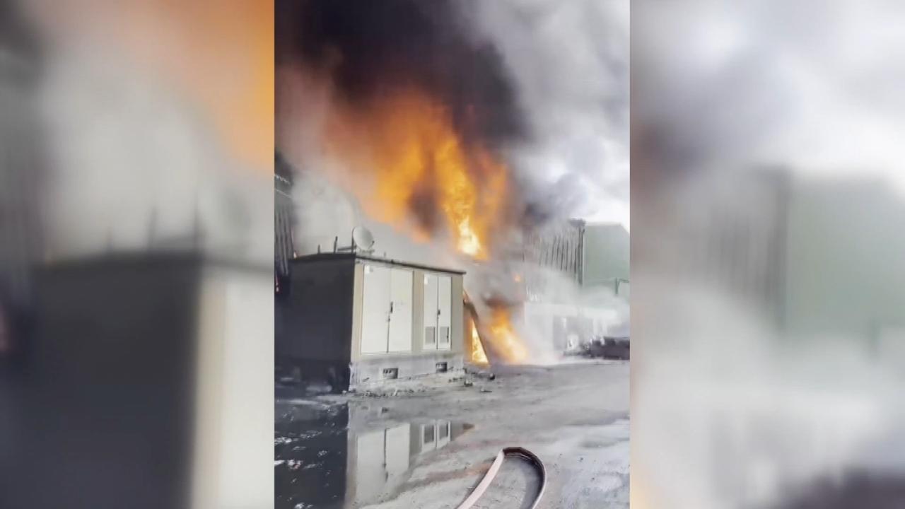 Adana'da geri dönüşüm fabrikasında çıkan yangına müdahale ediliyor