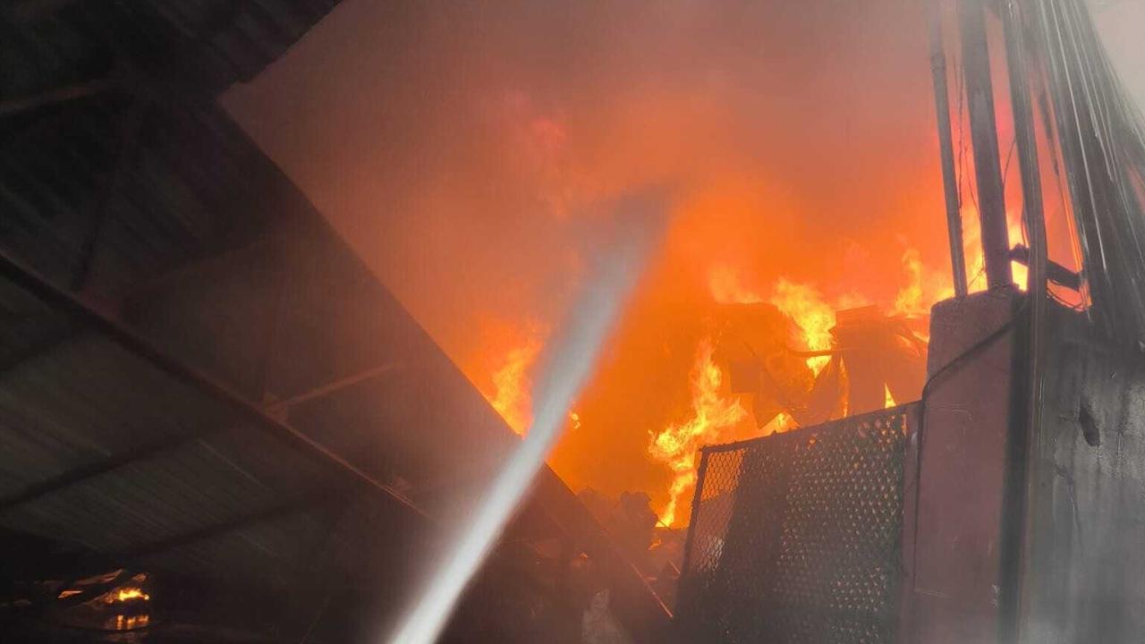 Adana'da geri dönüşüm fabrikasında yangın