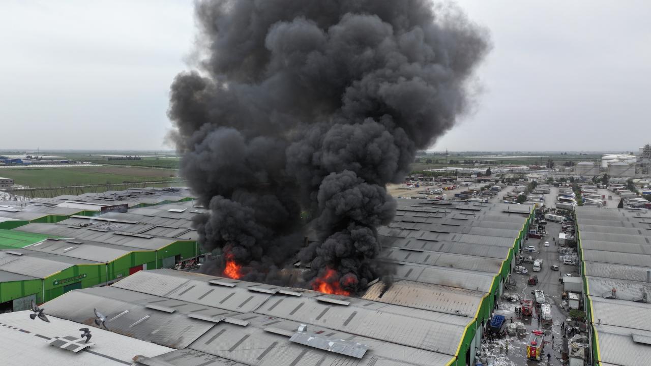 Adana'da geri dönüşüm fabrikasında yangın