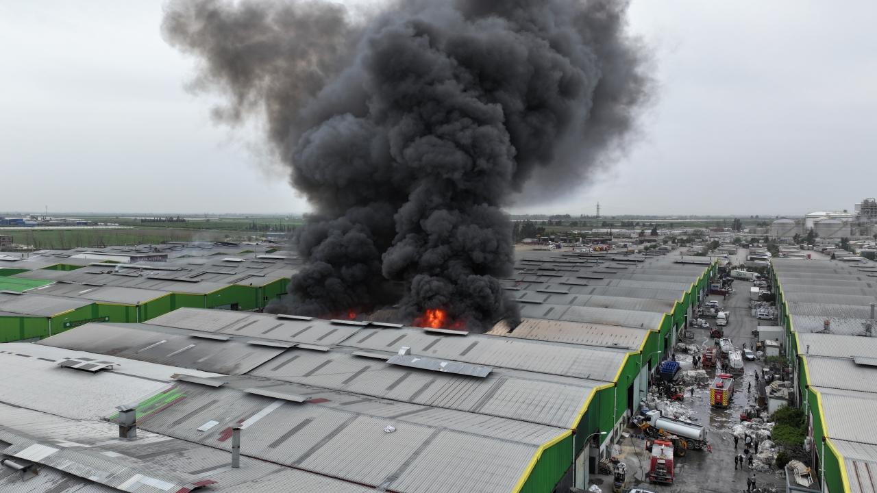 Adana'da geri dönüşüm tesisinde yangın