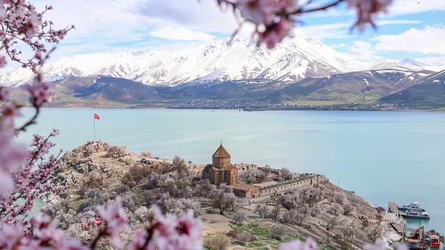 Bir yanda kar, bir yanda çiçek: Akdamar