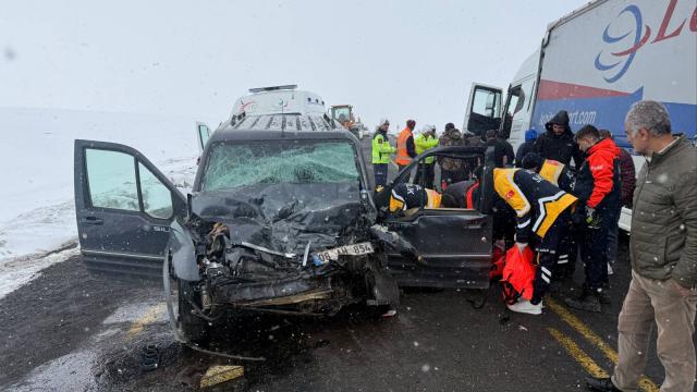 Hatalı sollama yapan araç tırla çarpıştı
