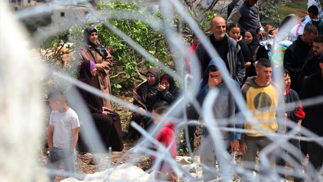 İsrail, işgal altındaki Batı Şeria'nın El Halil kentinde Filistinlilere ait iki katlı bir binayı yıktı