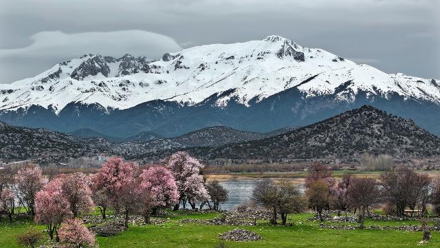 Beyşehir'de bir yanda kış, bir yanda bahar