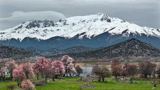 Beyşehir'de bir yanda kış, bir yanda bahar