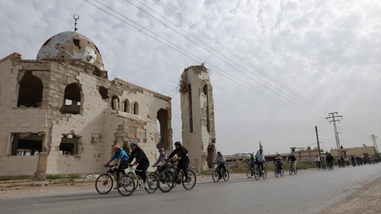 Şam’da bisikletliler yıkım bölgelerinde pedal çeviriyor