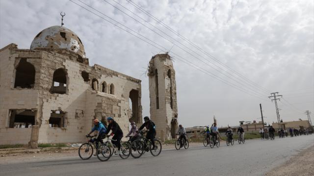 Şam’da bisikletliler yıkım bölgelerinde pedal çeviriyor