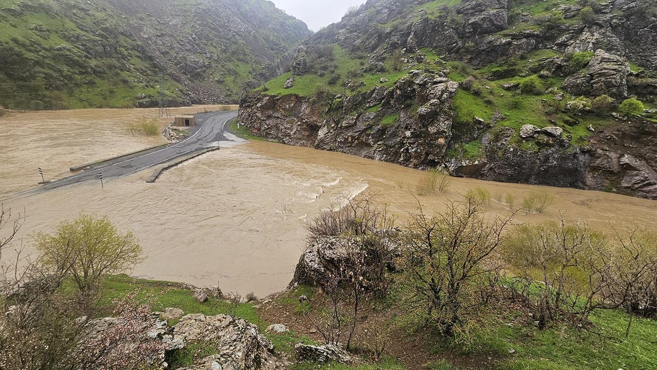 Hakkari'de dere taştı, yol kapandı