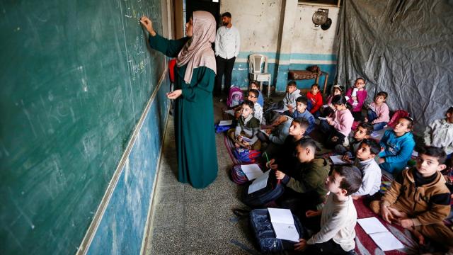 Gazze’de öğrenciler zorlu şartlarda eğitimini sürdürüyor